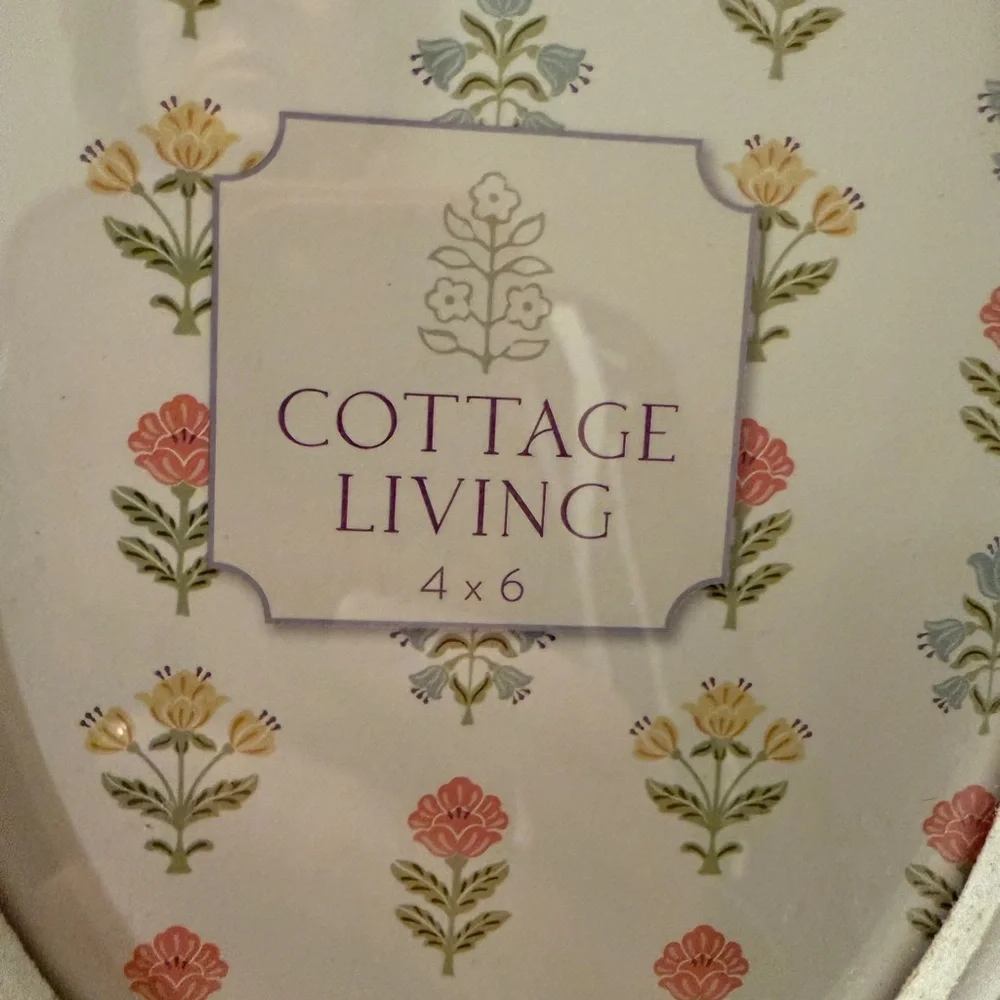 Cottage Living by Sheffield Home Oval White Photo Frame for a 4” x 6” Picture